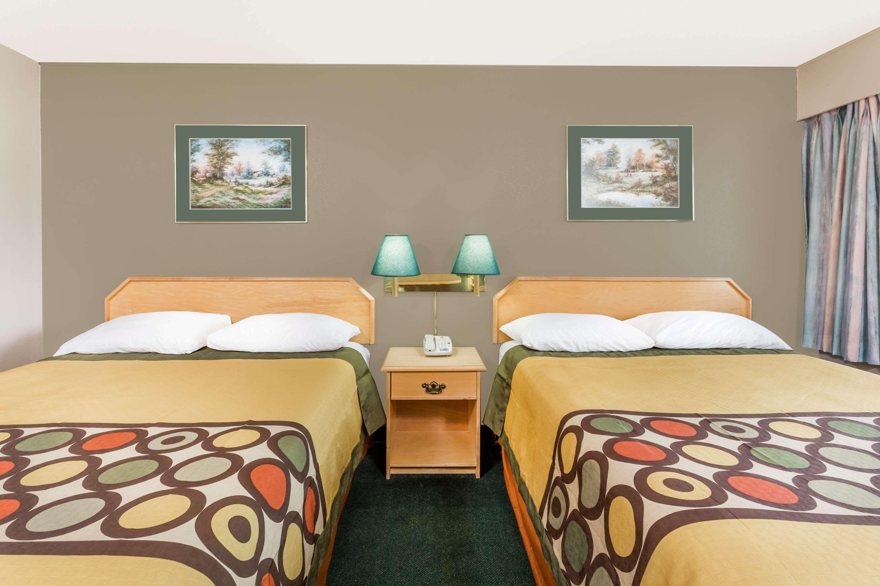 ซูเปอร์ 8 บาย วินด์แฮม เควสเนล บริติชโคลัมเบีย Hotel ภายนอก รูปภาพ