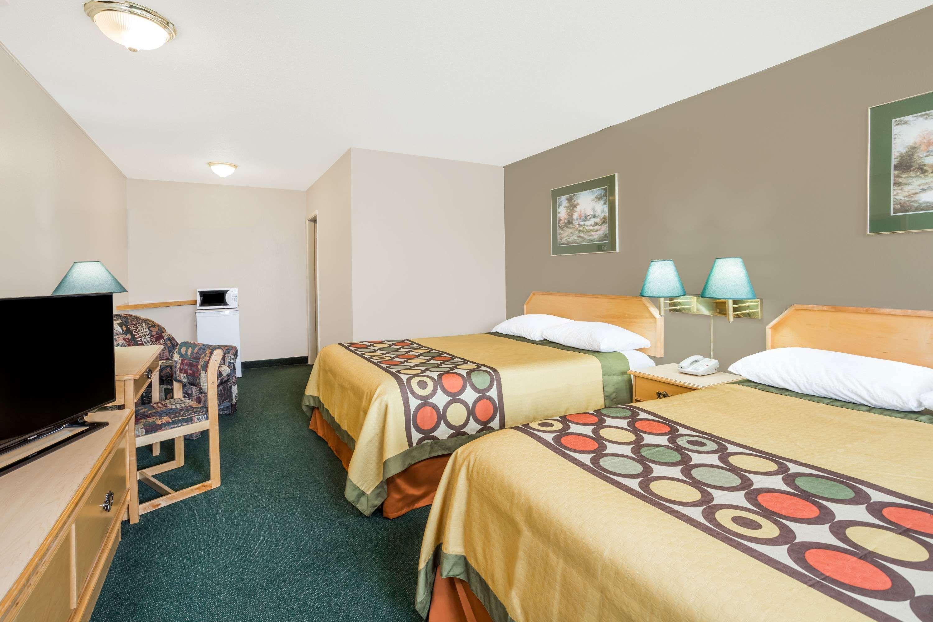 ซูเปอร์ 8 บาย วินด์แฮม เควสเนล บริติชโคลัมเบีย Hotel ภายนอก รูปภาพ