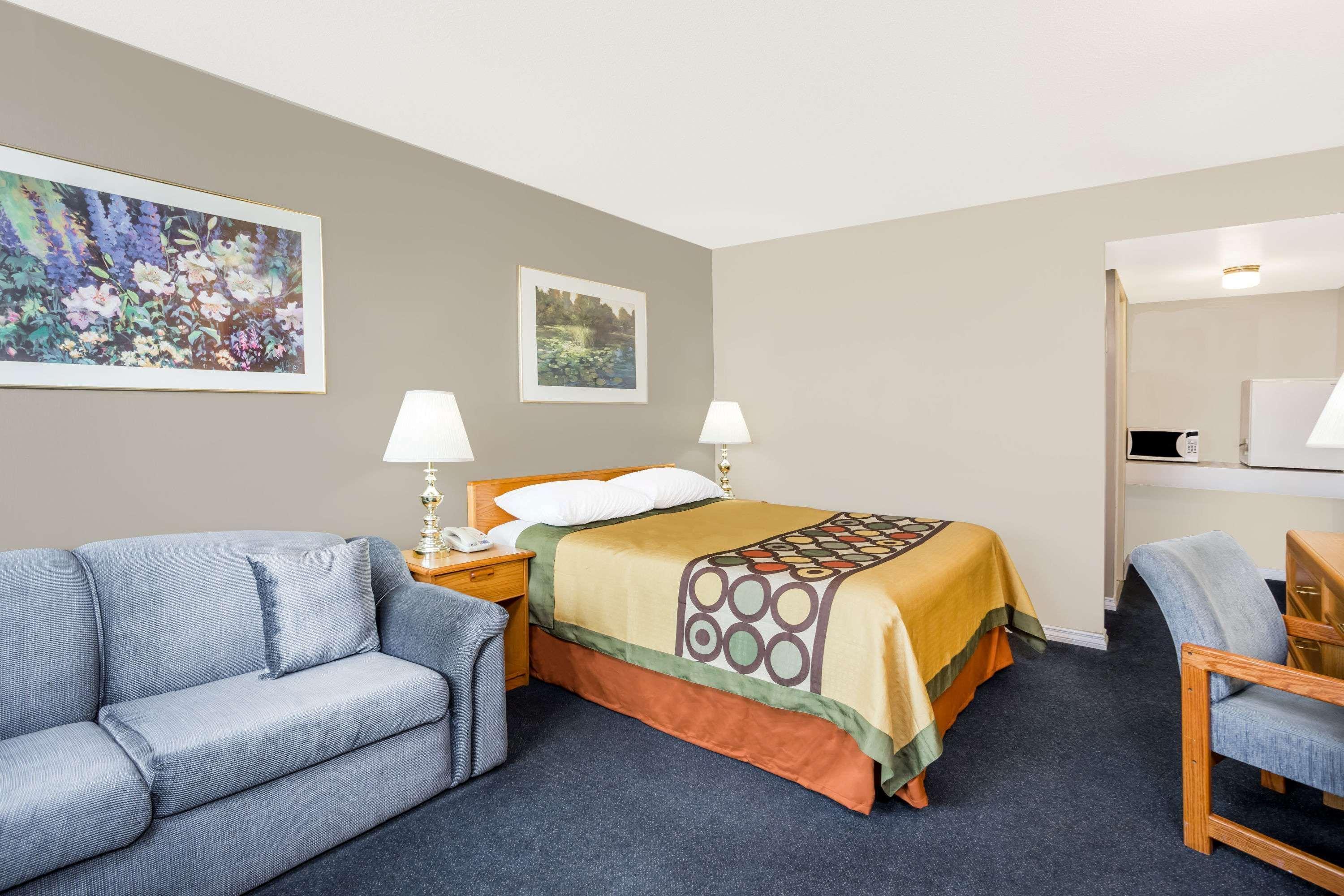 ซูเปอร์ 8 บาย วินด์แฮม เควสเนล บริติชโคลัมเบีย Hotel ภายนอก รูปภาพ