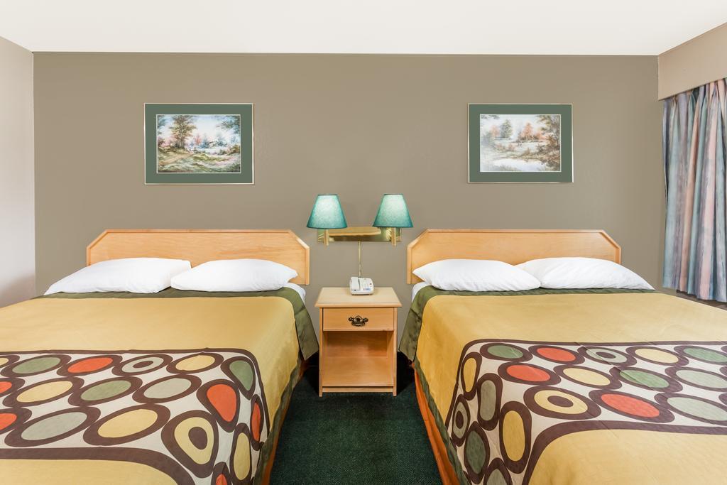 ซูเปอร์ 8 บาย วินด์แฮม เควสเนล บริติชโคลัมเบีย Hotel ภายนอก รูปภาพ